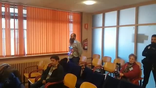 Protesta 'con luces' para llamar la atención en el pleno de Vigo hacia los sintecho