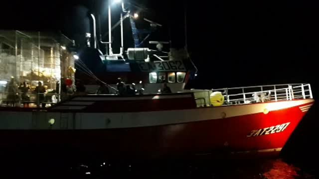 Patrón del pesquero con 12 inmigrantes: Si nos hacen llevarlos a Libia esto va a ser una batalla campal