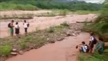 Un grupo de niños peruanos tiene que cruzar un peligroso río para ir al colegio