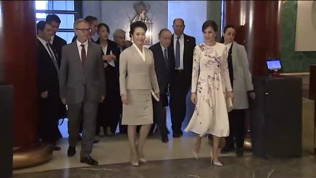 La reina Letizia y la Primera Dama China visitan el Teatro Real