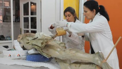 Encuentran ocultos dos pergaminos de 1777 en la talla de un Cristo cuando iban a restaurarlo