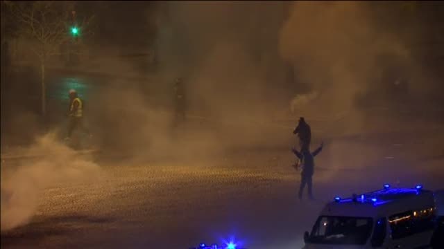 Los 'chalecos amarillos' incendian París