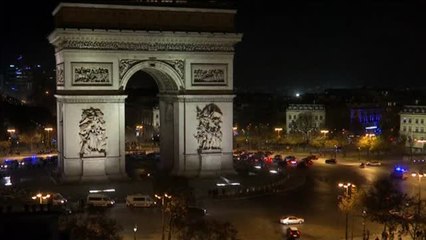 Los "chalecos amarillos" continúan protestando en toda Francia