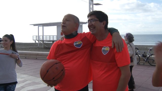 Marín juega un partido de baloncesto con afiliados y simpatizantes de Cs