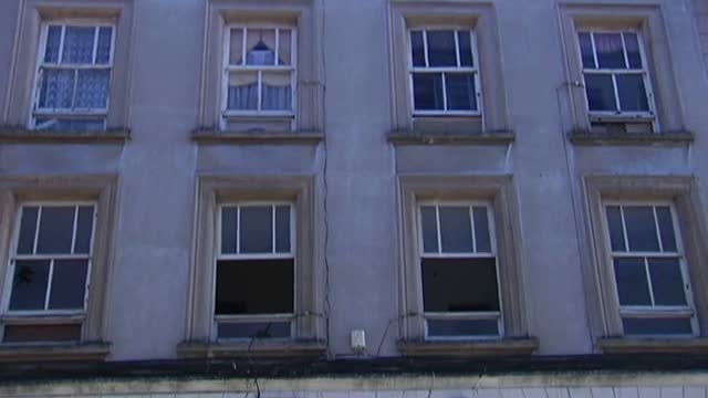 Una juez ordena alejarse a los dueños de una perra por tirarla por la ventana