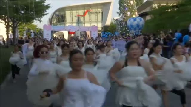 Una carrera loca de novias y novios recorre las calles de Bangkok