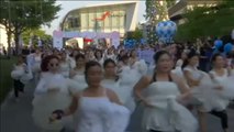 Una carrera loca de novias y novios recorre las calles de Bangkok