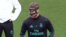 Sergio Ramos entrena con una máscara