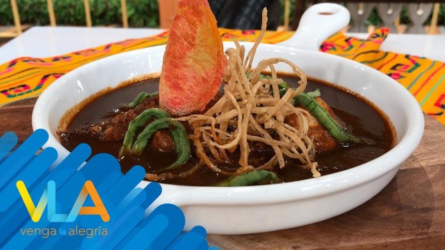 ¡Huevos ahogados en salsa pasilla y nopales! | Venga La Alegría