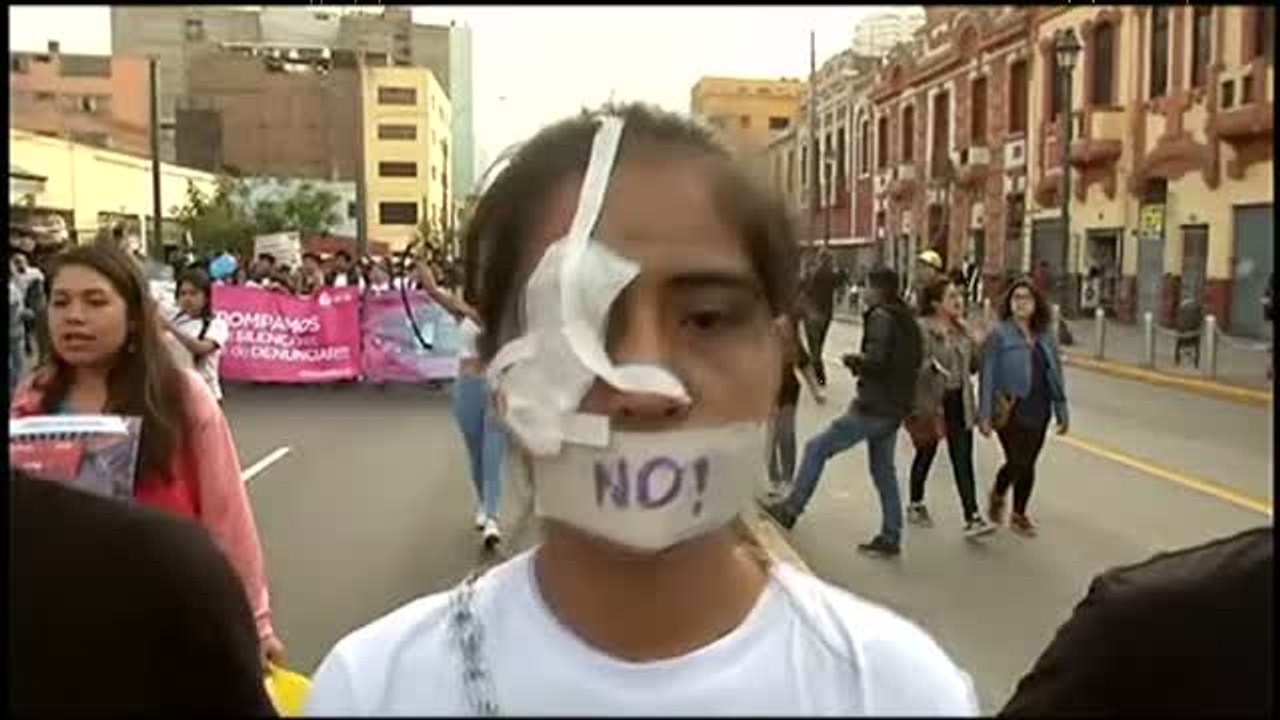 Multitudinaria manifestación en Lima contra la violencia machista