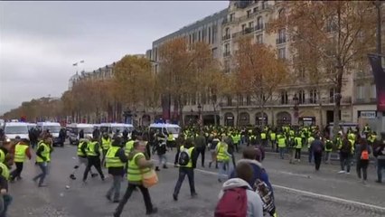 Tải video: Disturbios en el centro de París en la manifestación de los chalecos amarillos