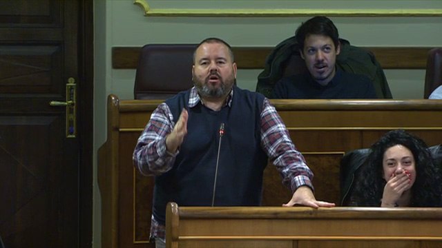 Ana Pastor llama la atención al diputado Joan Mena