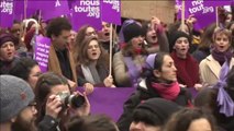 Las calles de París se tiñen de morado para denunciar el sexismo y la violencia de género