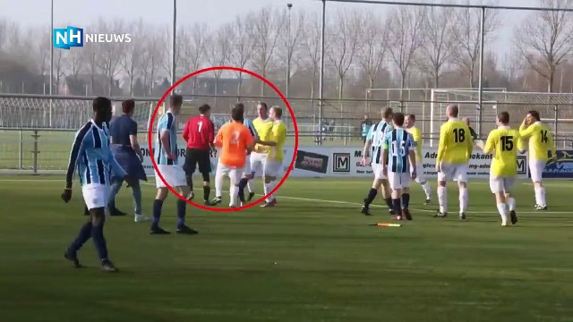 Un arbitre de touche entre sur le terrain pour frapper un joueur en plein match