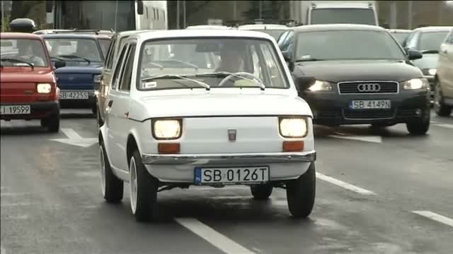 Una ciudad polaca le regala a Tom Hanks un coche de la época comunista