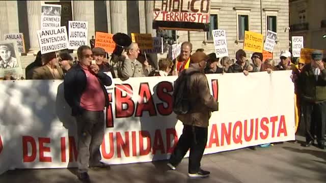 Las víctimas del franquismo se concentran en el Congreso este 20N para pedir que no prescriban los crímenes de la dictadura