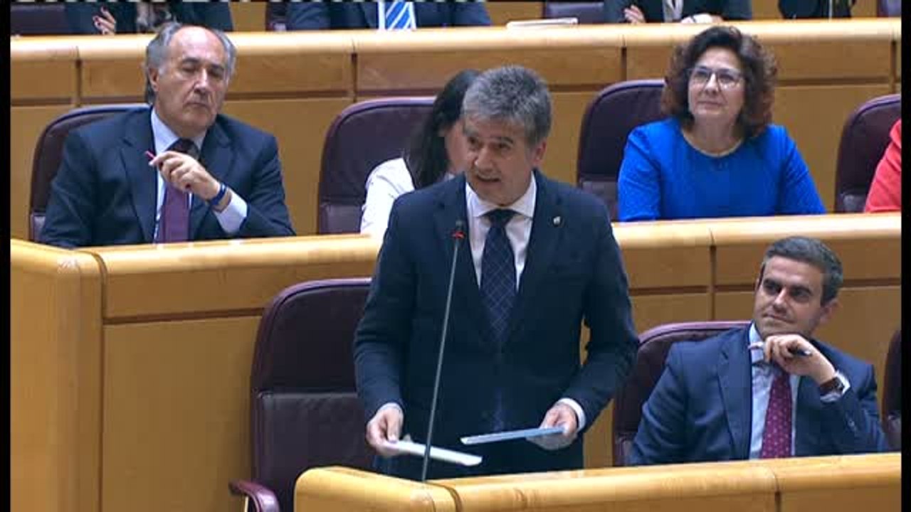 Sánchez a Cosidó: "Los españoles esperan que usted renuncie"