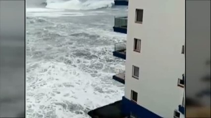 El edificio cuyo balcón fue arrasado por una ola se construyó directamente sobre el mar