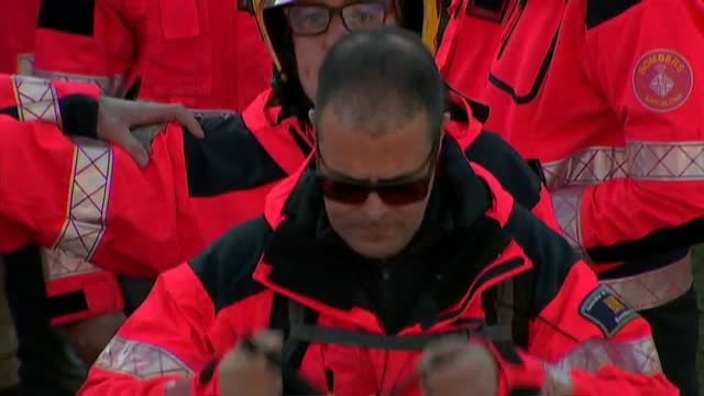 Lazo gigante de un grupo de bomberos catalanes contra el 155 y en favor de la liberación de los presos