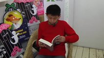 Un niño chino de 12 años lee durante horas en una librería de Barcelona