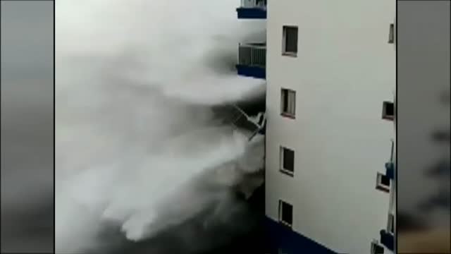 Impresionantes imágenes del mar arrancando los balcones de un bloque de pisos en Tenerife