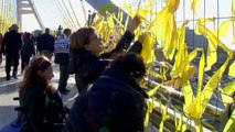 Miles de lazos amarillos cubren el puente Bac de Roda en defensa de 'los Jordis'