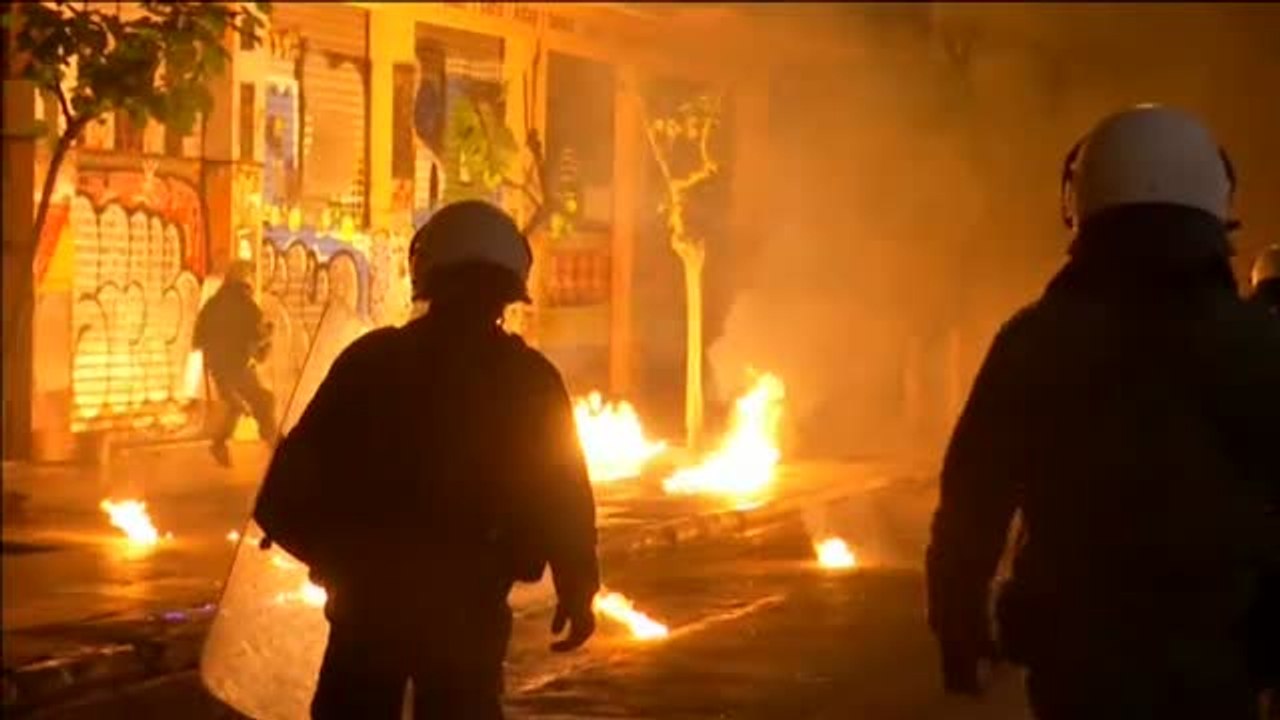 Batalla campal en Atenas tras la manifestación en recuerdo al levantamiento universitario de 1973