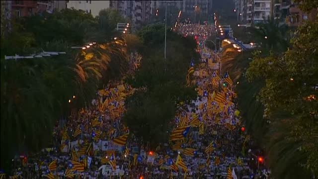 Miles de personas se manifiestan en Barcelona para exigir la libertad de los exconseller y los 'Jordis'