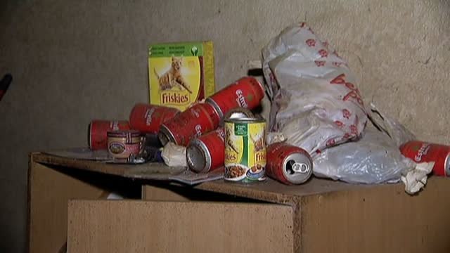 El inquilino de un piso en Barcelona abandona la vivienda con más de 4.000 latas vacías de cerveza