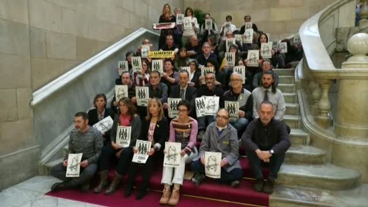Concentración silenciosa en el Parlament en apoyo a Forcadell y los miembros de la mesa