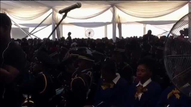 Mugabe reaparece en público tras su arresto domiciliario