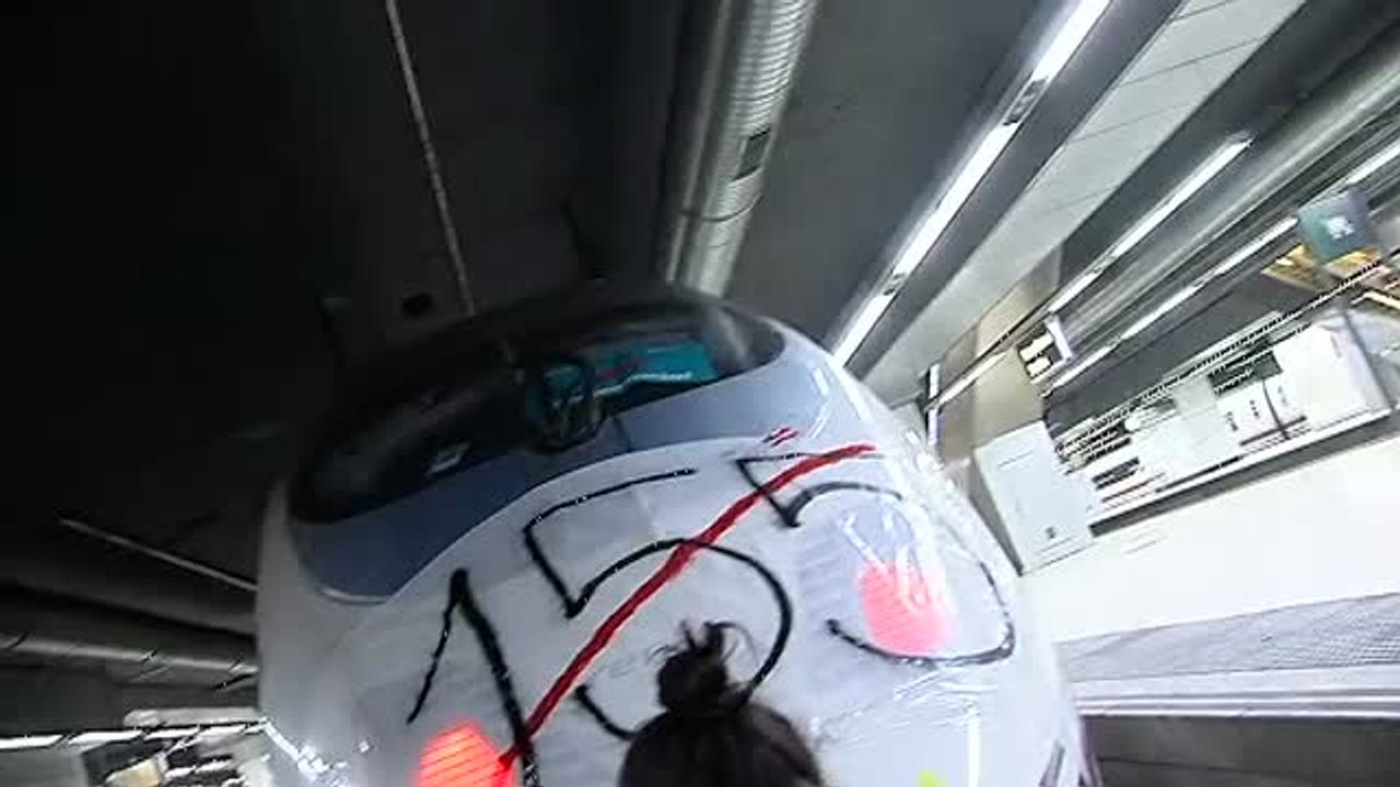 Colocan un cartel contra el 155 en uno de los AVE bloqueados en la estación de Sants