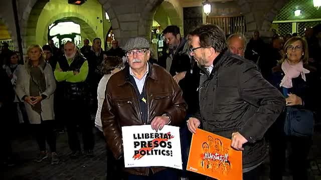 Concentración frente al ayuntamiento de Gerona por la libertad de los presos políticos