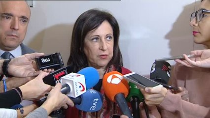 Margarita Robles: "A Puigdemont le falta valor y coraje para estar en Cataluña tratando de hacer la campaña electoral"