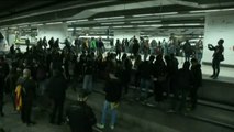 Un grupo de manifestantes cortan las vías del AVE en Barcelona Sants