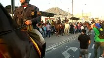 Tensión entre policías y activistas durante una marcha por la erradicación de la tauromaquia en Lima (Perú)