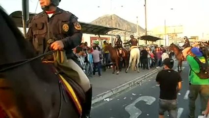 Tải video: Tensión entre policías y activistas durante una marcha por la erradicación de la tauromaquia en Lima (Perú)