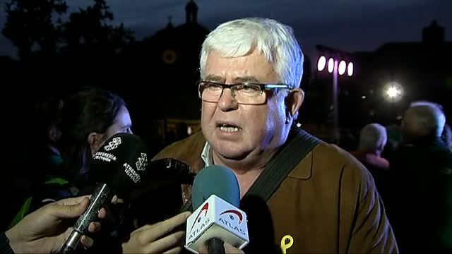 Concentración multitudinaria en apoyo a los exconsellers enviados a prisión