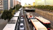 Los Mossos desalojan a decenas de personas en la Plaza de Cerdà cuando cortaban el tráfico