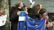 Unas 20 personas se concentran en Bruselas para abuchear o vitorear a Puigdemont