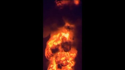 Un oleoducto explota y levanta una enorme columna de fuego en Baréin