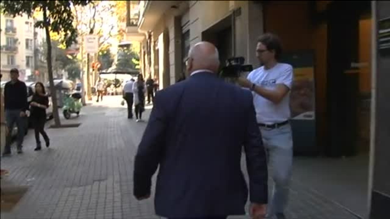 Gritos de 'traidor' y 'vergonya' ante la sede del PDeCat