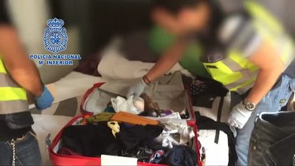 Скачать видео: Detenidos por explotar sexualmente a travestis y transexuales en un piso de Madrid