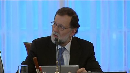 Скачать видео: Rajoy preside el primer Consejo de Ministros tras la DUI de Cataluña