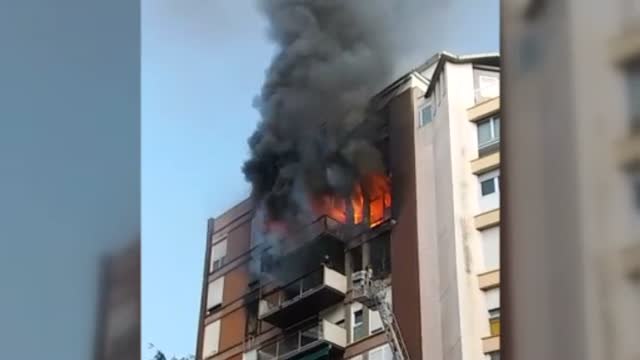 Un muerto y un herido grave en el incendio de una vivienda en Barcelona