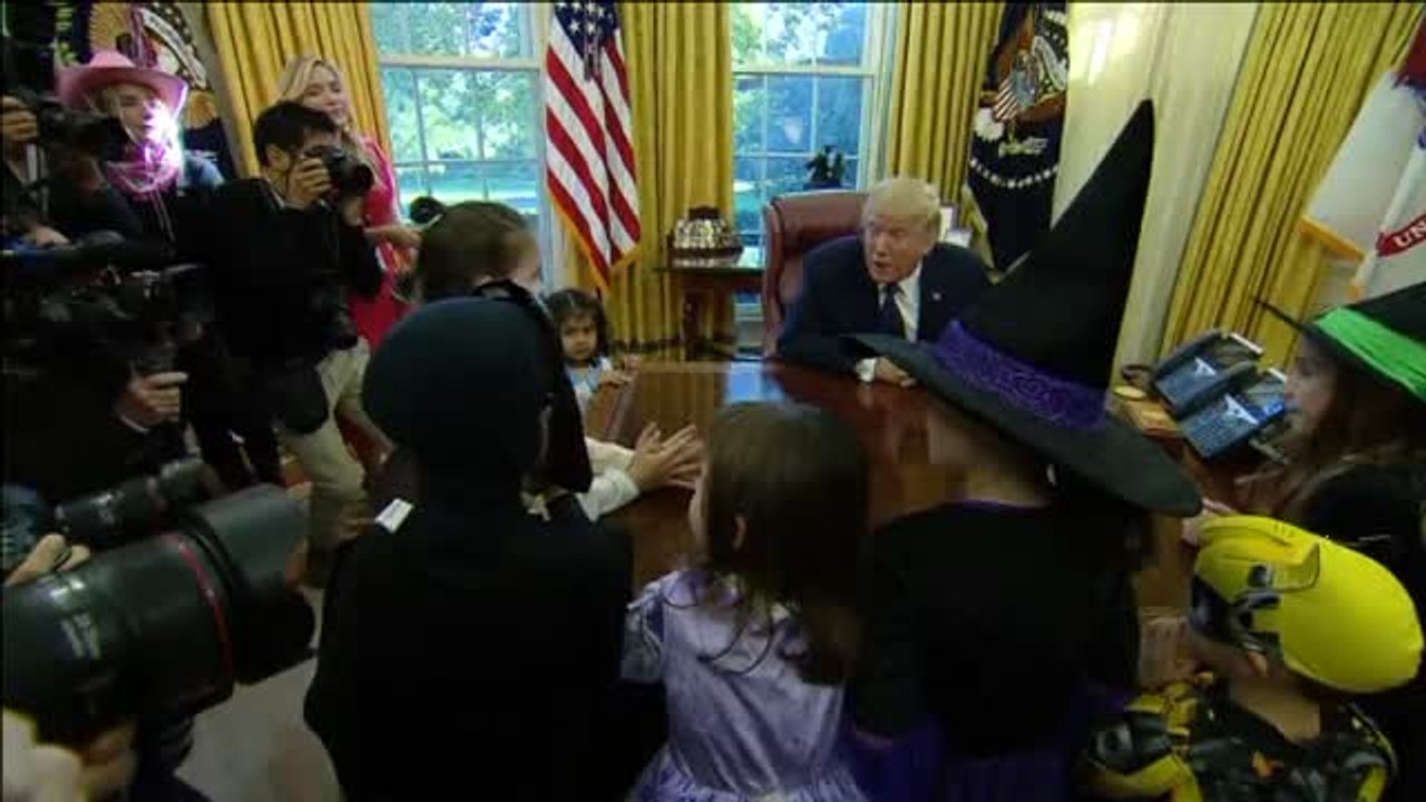 Trump reparte dulces a hijos de periodistas por Halloween