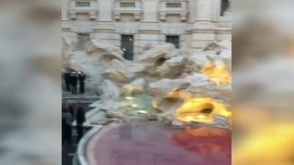 Detenido un activista por teñir de rojo el agua de la Fontana di Trevi