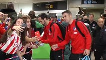 La afición rojiblanca recibe a lo grande al Atlético a su llegada a La Coruña