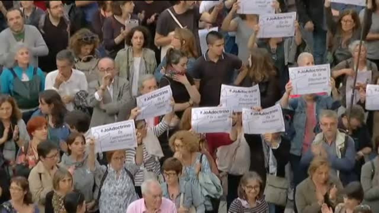 Centenares de personas se manifiestan para defender la educación catalana ante el artículo 155