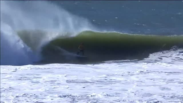 Los mejores surfistas del mundo demuestran sus habilidades en la playa de los Supertubos